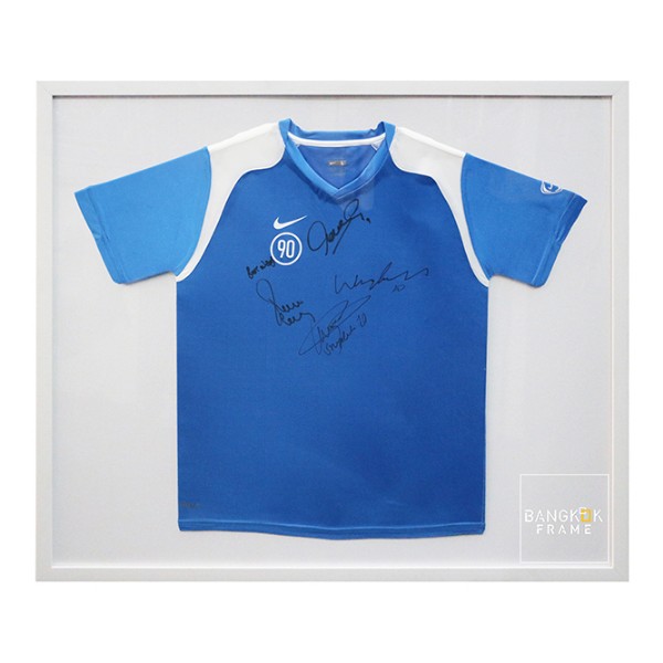 กรอบรูปโชร์เสื้อขาวพร้อมลายเซ็นนักร้องที่ชอบ